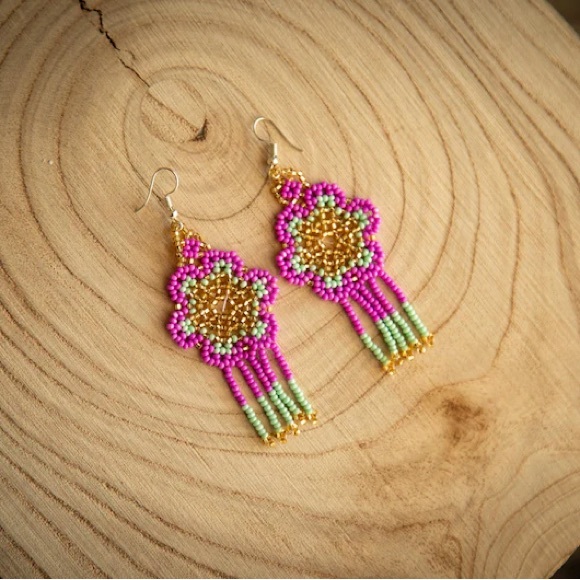 Indigenous hand beaded earrings - Picture 3 of 7